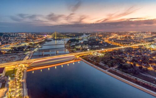 Široka panorama savskih mostova u suton